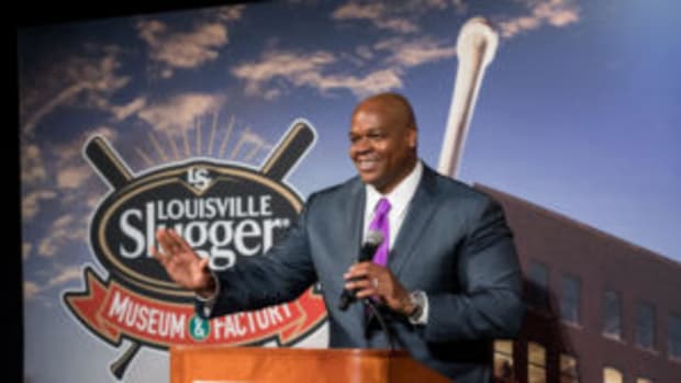  Frank Thomas was awarded the Living Legend Award at the Louisville Slugger Museum and Factory Nov. 10. (Louisville Slugger Museum & Factory photos)