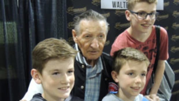  Walter Gretzky takes time to pose for a photo with three young fans at the May 2017 Toronto Sport Card and Memorabilia Expo. (Hank Davis photos)