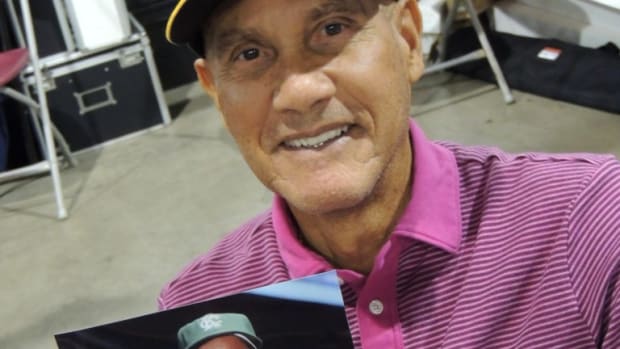 Bert Campaneris delighted the Toronto faithful with a fine signature and even tales of his pitching days. 