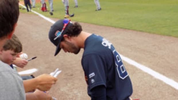  Atlanta Braves shortstop Dansby Swanson signs autographs for fans at spring training. (Barry Blair photos)