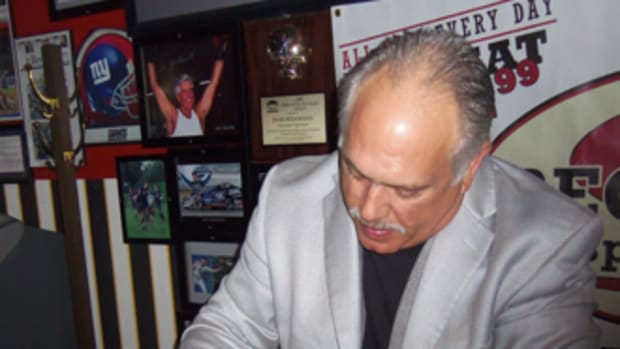 Wally Backman, of the 1986 World Champion Mets, signs autographs at the Recovery Sports Grill during a recent public appearance in Amsterdam, N.Y. Backman now manages the Mets’ Triple-A affiliate, the Las Vegas 51s, in the Pacific Coast League. (Paul Post photo) 