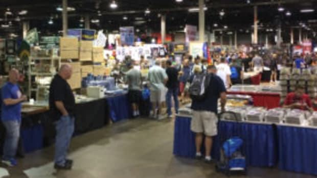  Dealers and collectors offer a variety of opinions when it comes to the topic of whether negotiating is acceptable when looking to purchase sports collectibles. (SCD File Photo)