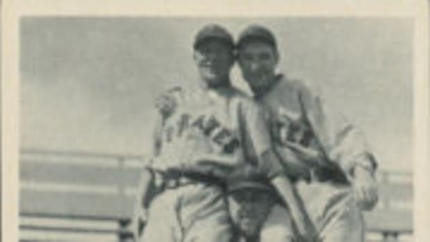  Brothers Paul and Lloyd Waner were featured on a card in the 1936 National Chicle Co. Pen Premiums (R313) set in which they posed on the shoulders of teammate Jim Weaver.