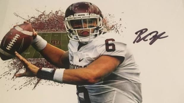 BAKER MAYFIELD AUTOGRAPHED 8X10 COLOR PHOTO SOONERS POSE. ROOKIE AUTOGRAPH FROM LES WOLFF SPORTS