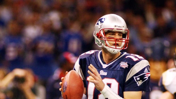 Tom Brady drops back to pass during Super Bowl XXXVI in New Orleans.