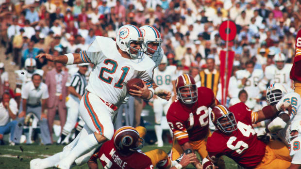 Stars of undefeated Miami Dolphins add to popularity of 1972 Topps