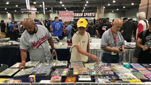 Chicago Sports Spectacular features high-end cards, thousands of autographed  collectibles - Sports Collectors Digest