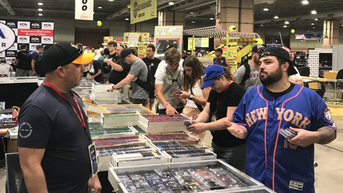 Chicago Cubs' historic World Series title prompts biggest Topps Now day /  Blowout Buzz