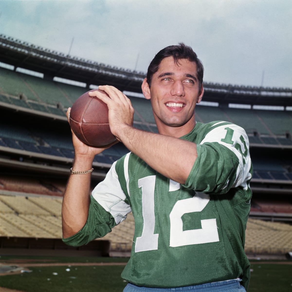 How Joe Namath's 1969 Super Bowl victory turned into cardboard gold for  Broadway Joe - Sports Collectors Digest