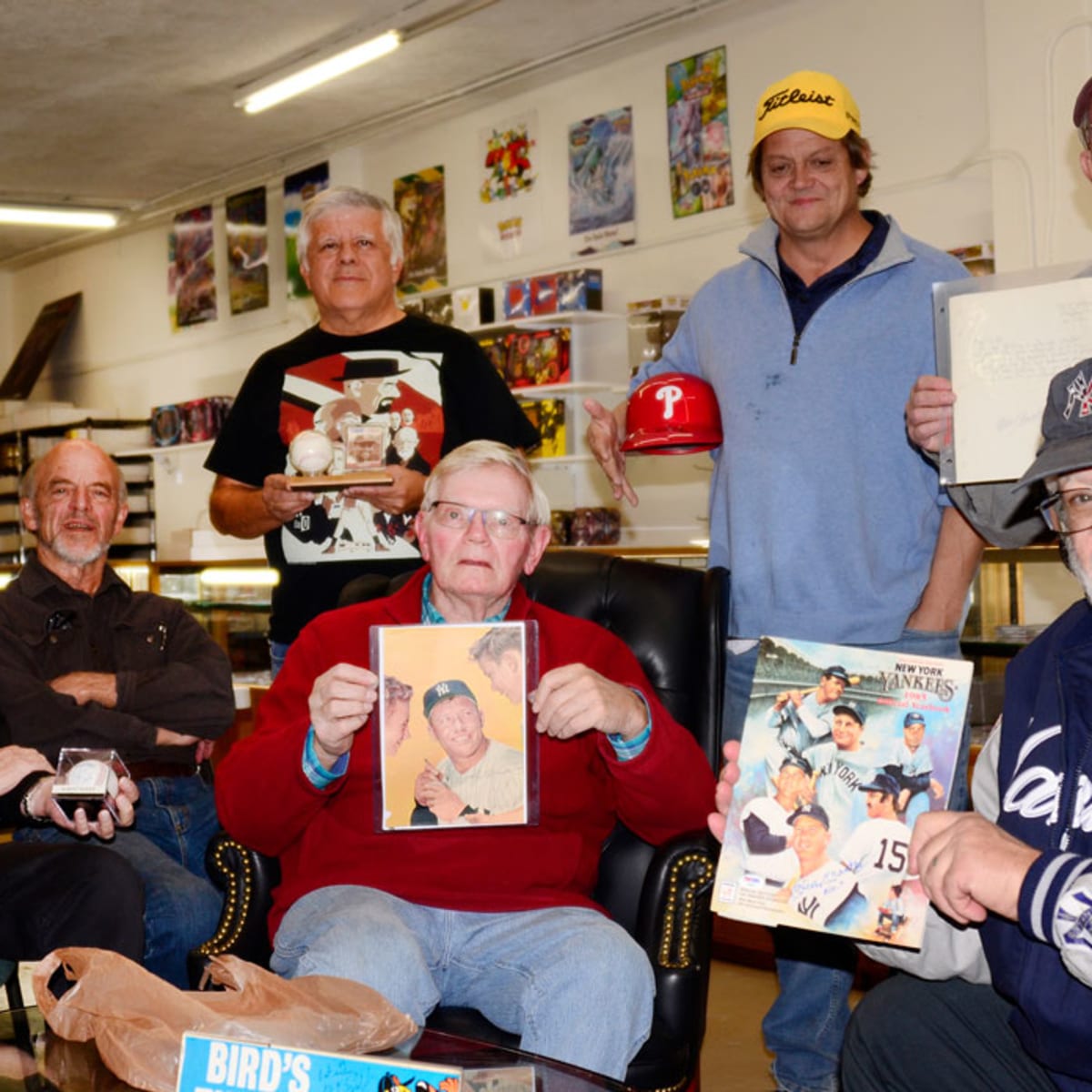 LaTroy Hawkins opens old baseball cards