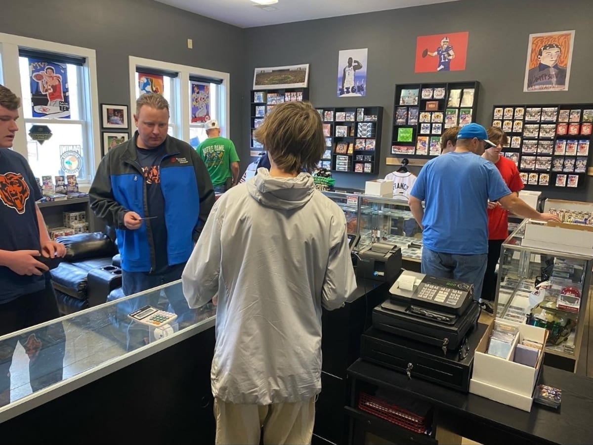 Michigan family shows that card shops still lifeblood of hobby - Sports  Collectors Digest