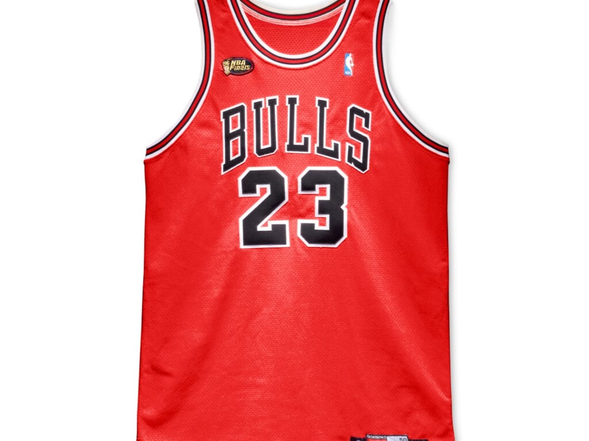 Michael Jordan Autographed 1996-97 Bulls Red NBA Finals Patch Mitchell &  Ness Jersey