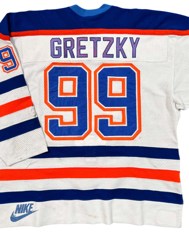 The jersey from Wayne Gretzky's final Stanley Cup championship with the Edmonton Oilers is up for bid at Grey Flannel Auctions.