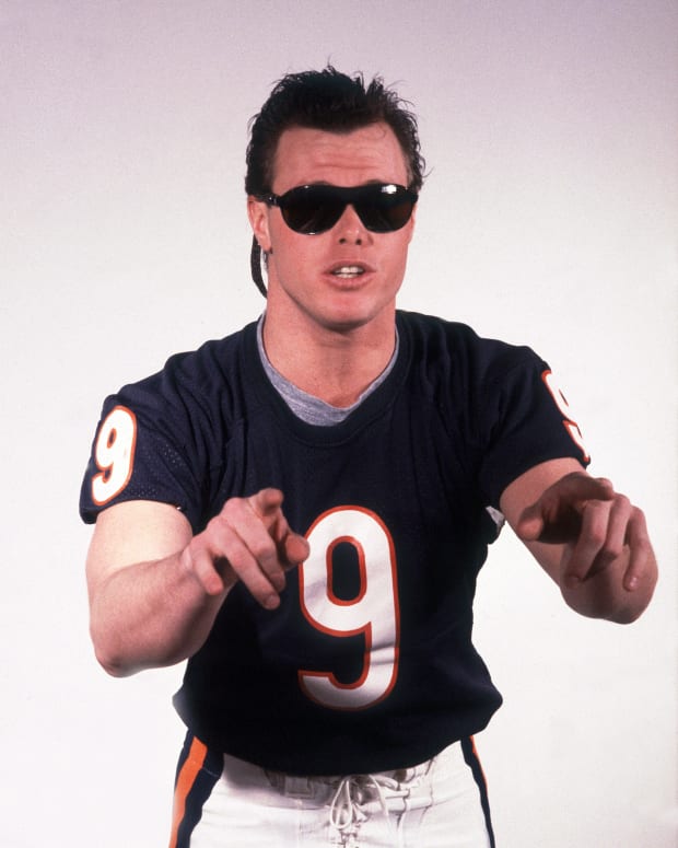 Jim McMahon poses during filming of the Super Bowl Shuffle in Chicago in 1985.