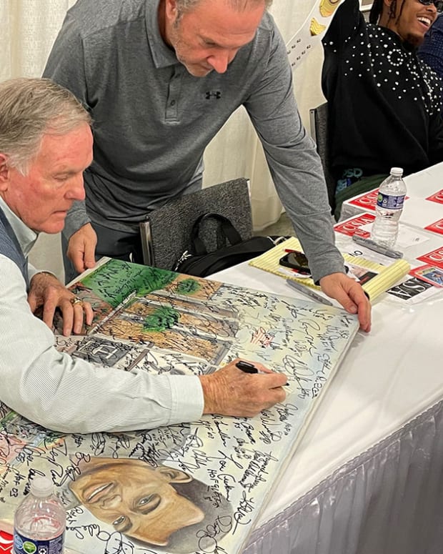 Top autograph signers, memorabilia from 2022 Pro Football Hall of Fame  inductions - Sports Collectors Digest