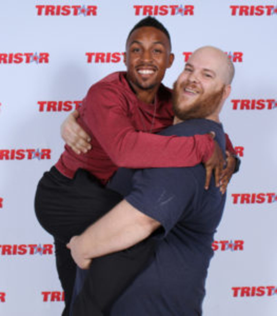  Tony Kemp jumped into the arms of a collector at the TRISTAR Productions’ show in Houston. (Ross Forman photo)