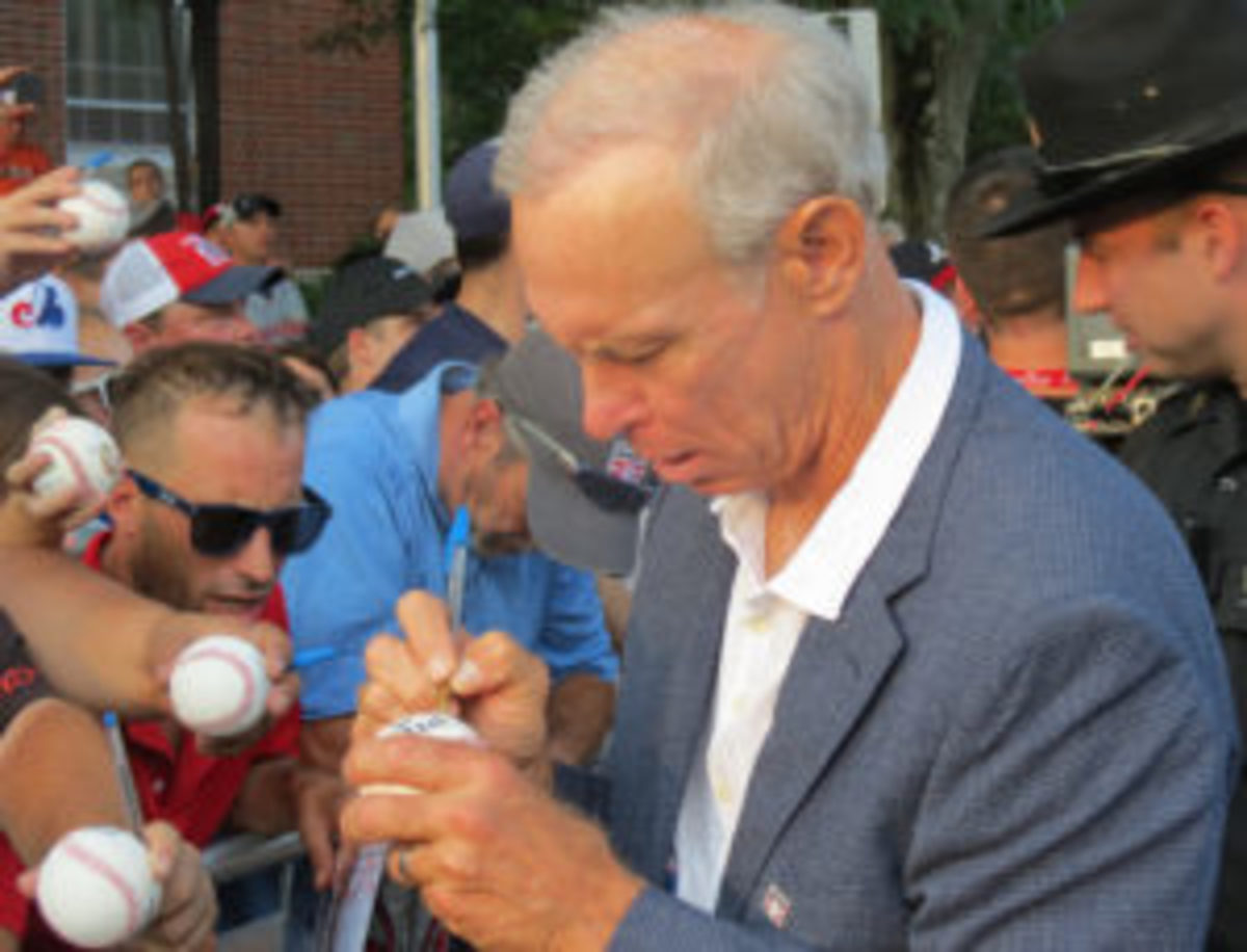  Alan Trammell takes time during the weekend to sign baseballs for fans and collectors. (David Moriah photo)