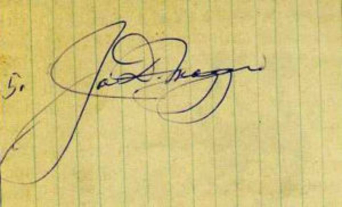  ‌Vintage Joe DiMaggio signature from the 1940s.