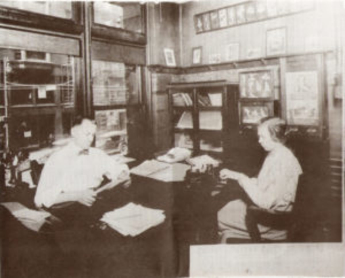  J. Frank Meyer (left) of ESCO worked from offices on Printers’ Row in Chicago. This 1914 photo shows the vending card machines for “art models” against the wall. The photo was obtained from Chet Gore and appeared in Bob Schulhof’s “Penny Arcade” newsletter in 1990.
