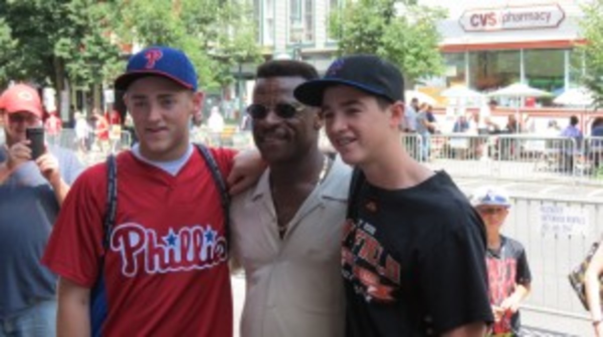 That's Rickey Henderson being very personable during the HOF festivites.