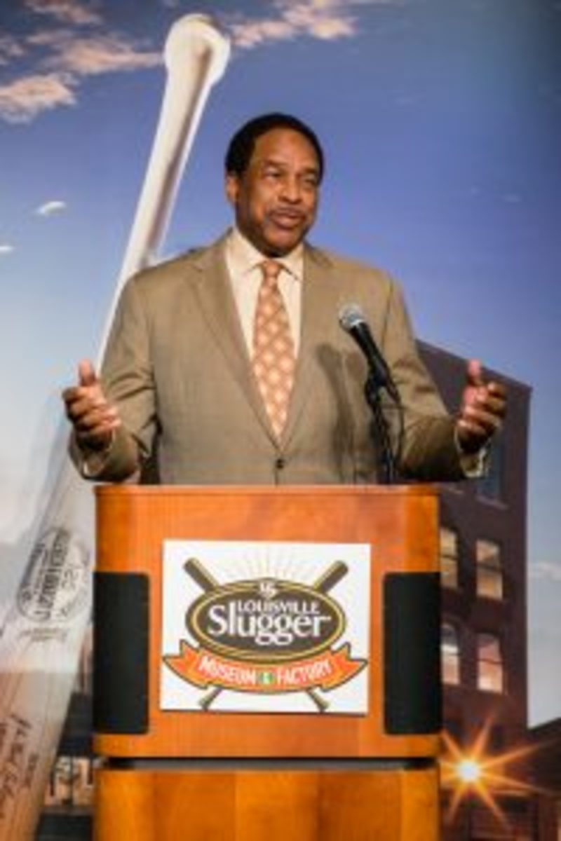 Dave Winfield addresses attendees during his acceptance speech. 