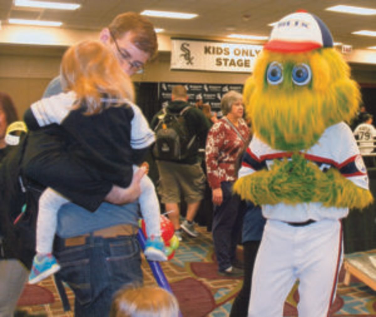 Guillen back at SoxFest; wants to 'help the organization