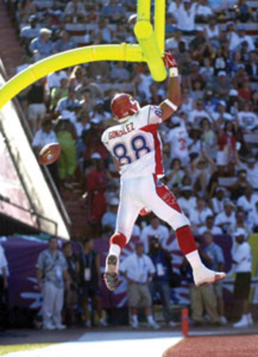 Tony Gonzalea All-Pro tight end for the Kansas City Chiefs catches a  News Photo - Getty Images