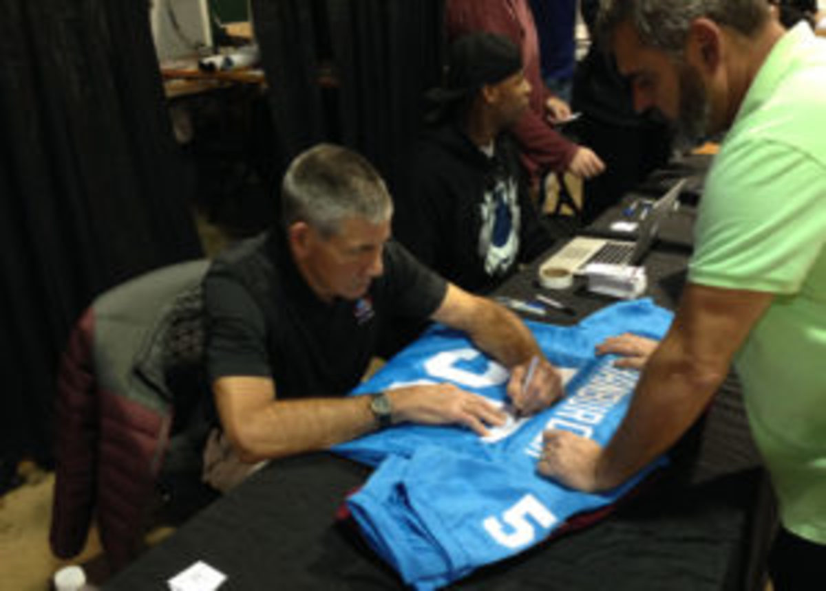  Former Washington Redskin and NFL HOFer Chris Hanburger signing at the show in Raleigh.