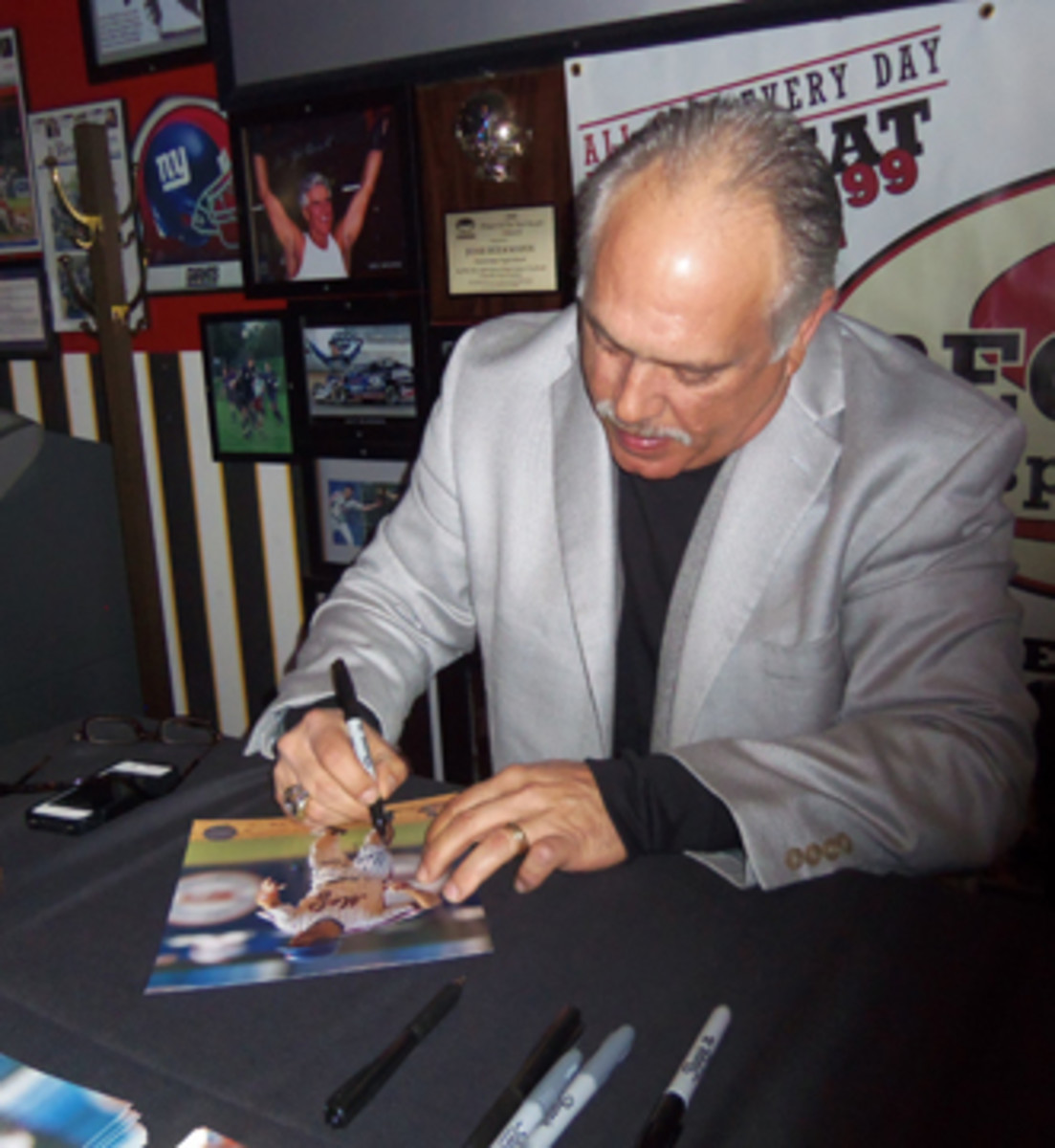 Wally Backman, of the 1986 World Champion Mets, signs autographs at the Recovery Sports Grill during a recent public appearance in Amsterdam, N.Y. Backman now manages the Mets’ Triple-A affiliate, the Las Vegas 51s, in the Pacific Coast League. (Paul Post photo) 