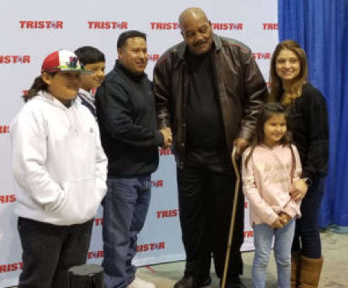  Pro Football Hall of Famer Jim Brown poses for a photo with fans at the 32nd TRISTAR Collectors Show in Houston. (Ross Forman photos)