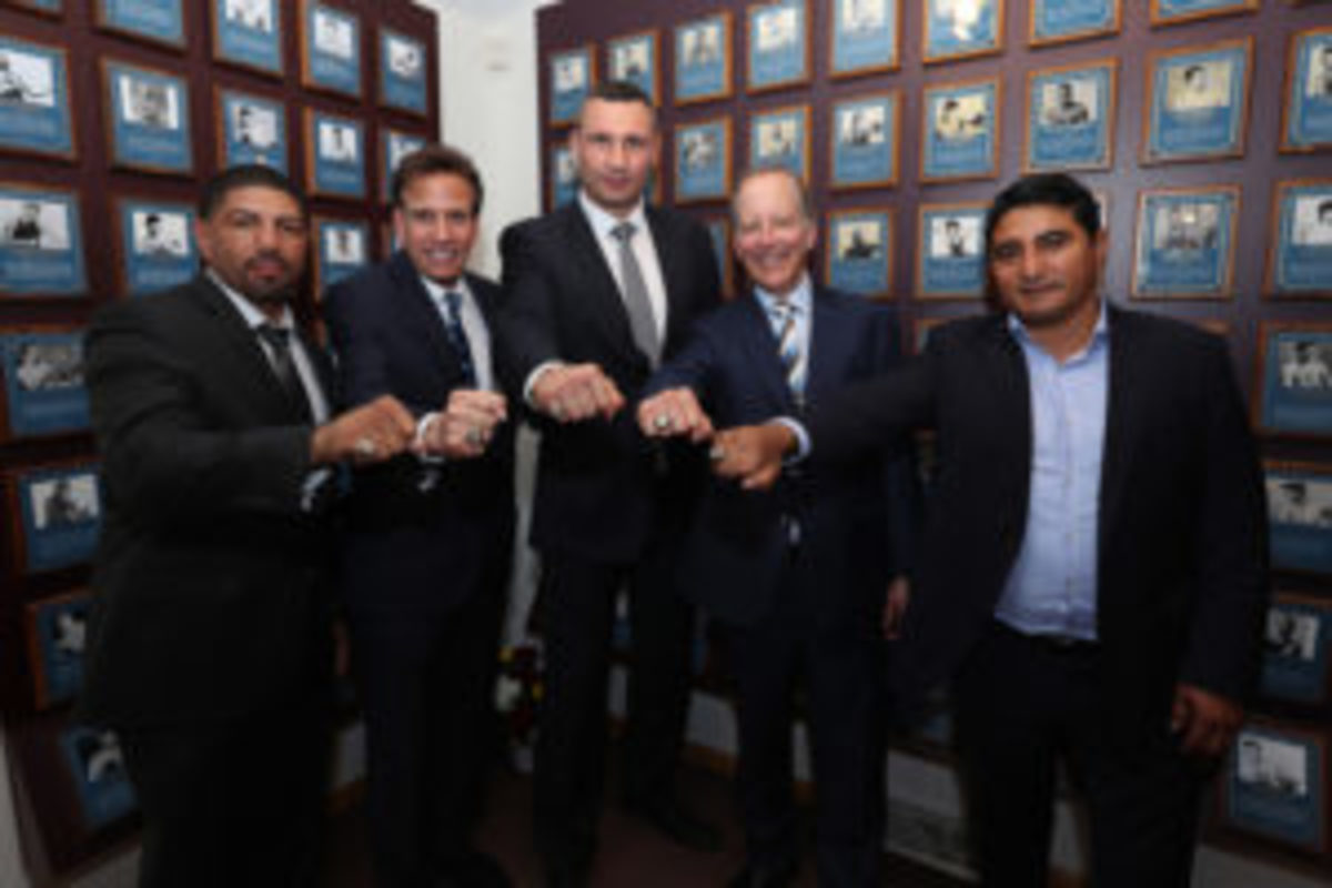  Inductees Winky Wright, Steve Albert, Vitali Klitschko, Jim Gray and Eric Morales pose with their rings at the International Boxing Hall of Fame for the Weekend of Champions induction events. (Photo by Alex Menendez/Getty Images)