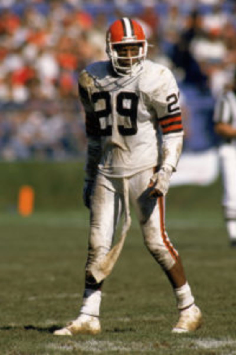  Hanford Dixon of the Cleveland Browns walks on the field during an 1989 NFL game against the New York Jets. (Photo by Rick Stewart/Getty Images)