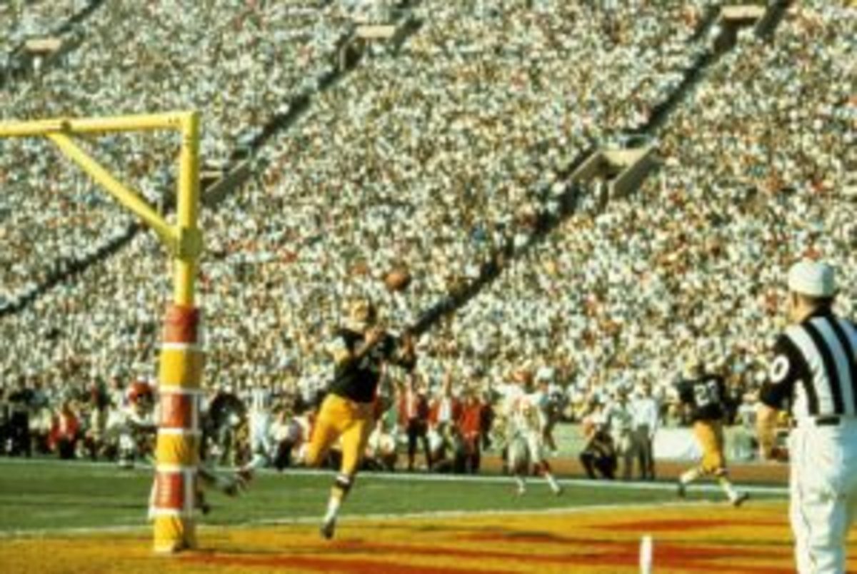 LOS ANGELES - JANUARY 15, 1967: Wide receiver Max McGee #85 of the Green Bay Packers catches the first touchdown pass of Super Bowl I on January 15, 1967 against the Kansas City Chiefs at the Los Angeles Memorial Coliseum in Los Angeles, California. (Photo Tony Tomsic/Getty Images)