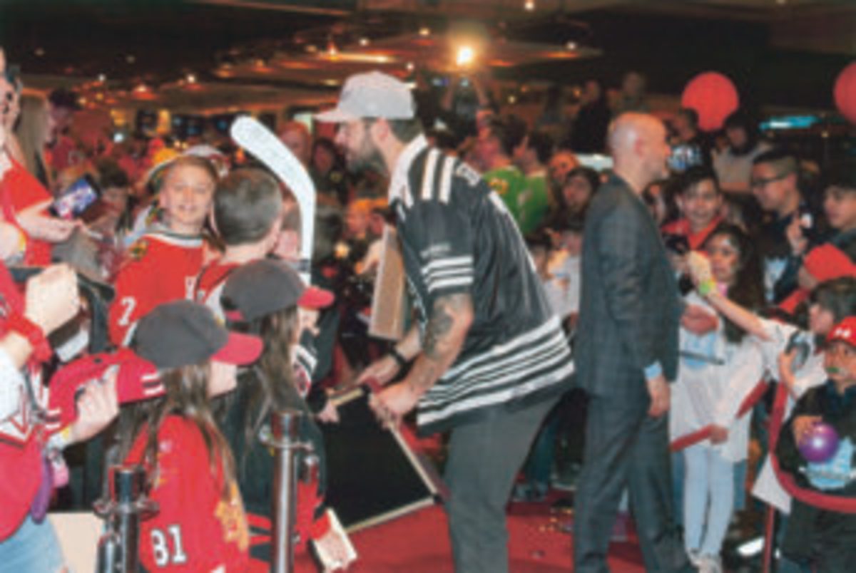  Brent Seabrook signs autographs for the large crowd. (Rick Firfer photos)