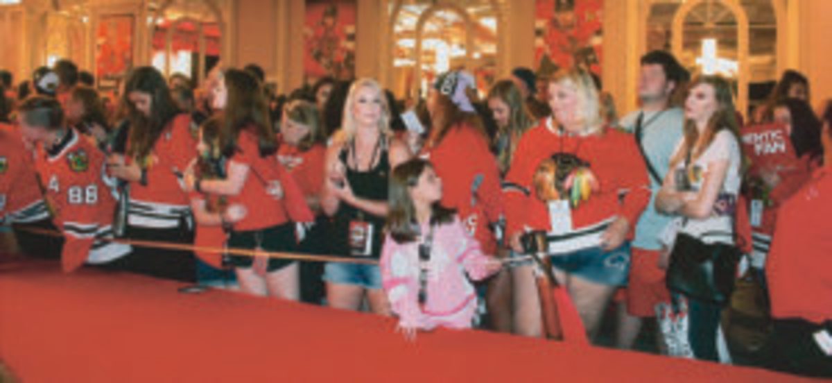  Fans at the opening ceremony at the Chicago Blackhawks Fan Convention. (Rick Firfer photos)