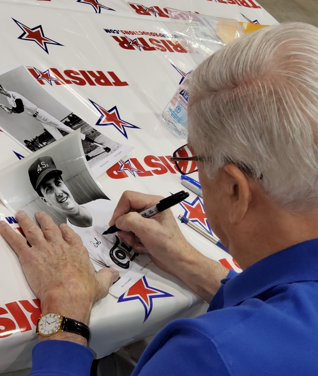 Houston Colt .45s legend Bob Aspromonte signs autographs at the Houston TriStar show.