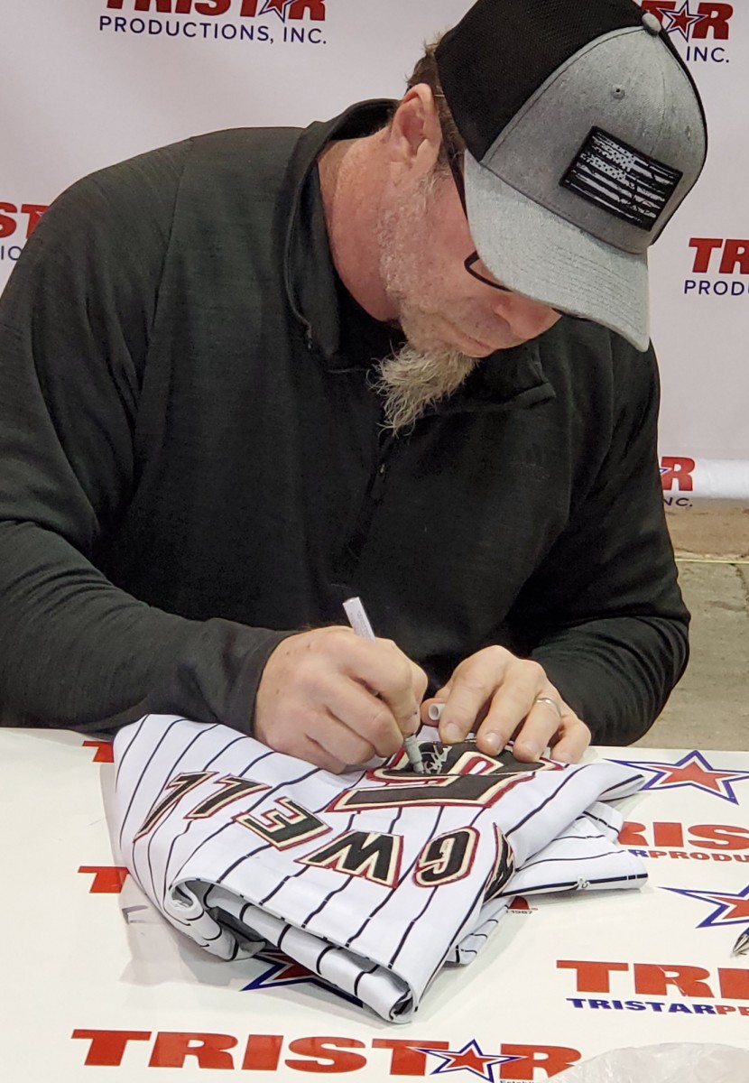 Hall of Famer Jeff Bagwell signs autographs at the Houston TriStar show.