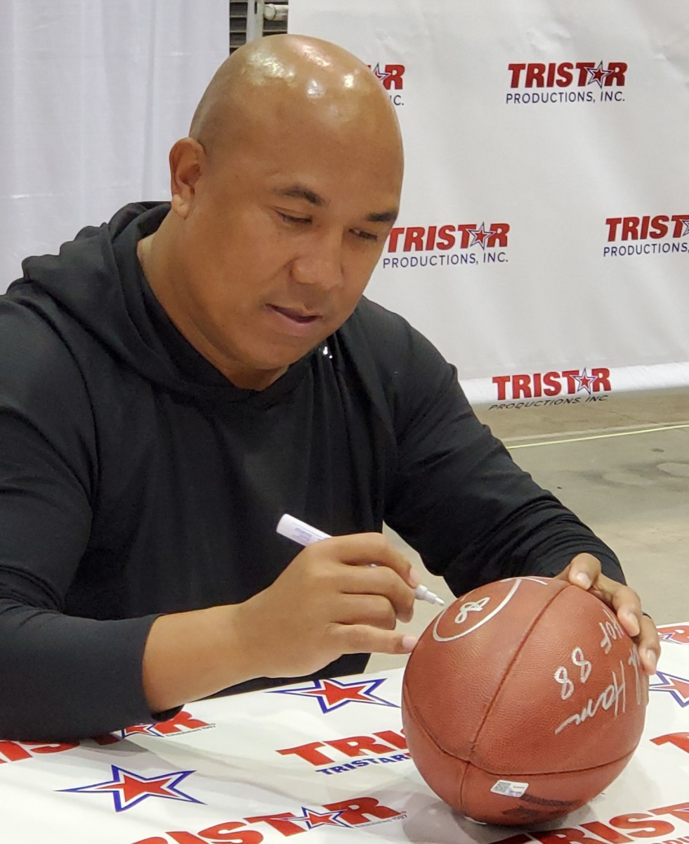 Hines Ward signs autographs at the Houston TriStar show.
