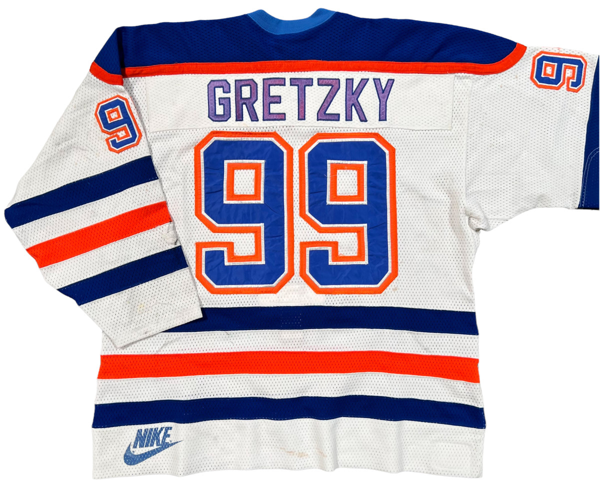 The jersey from Wayne Gretzky's final Stanley Cup championship with the Edmonton Oilers is up for bid at Grey Flannel Auctions.