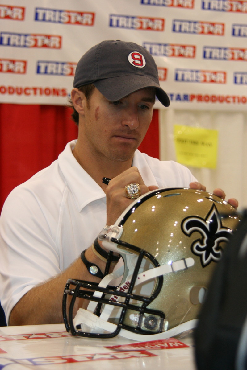 Drew Brees signs autographs at a Tristar show.