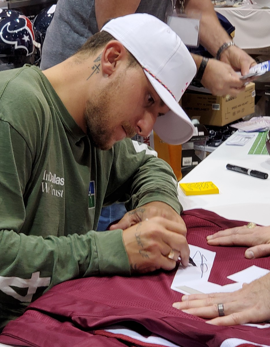 Johnny Manziel signs autographs at the TRISTAR Houston show.