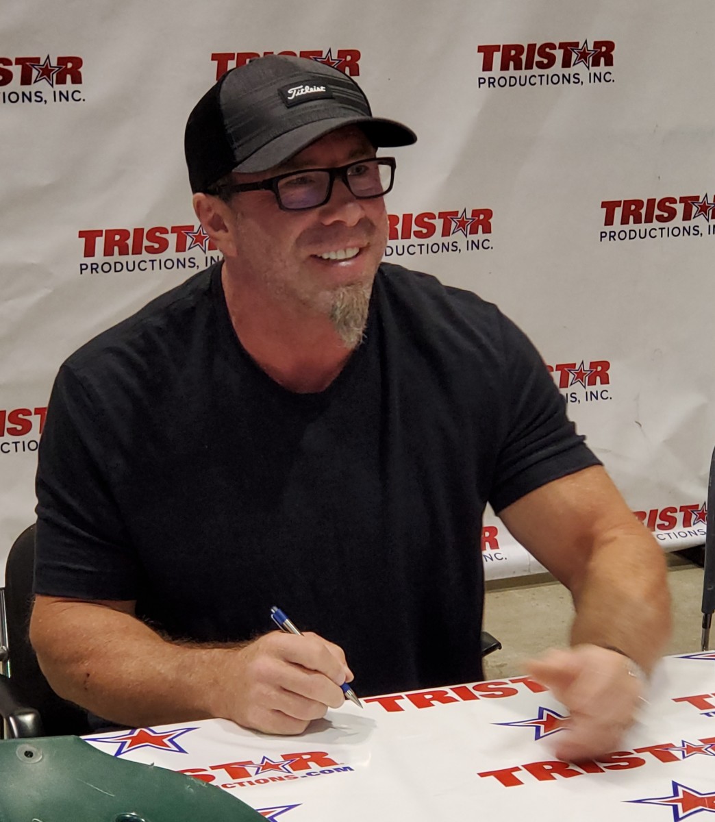 Hall of Famer Jeff Bagwell signs autographs at the 2019 National.