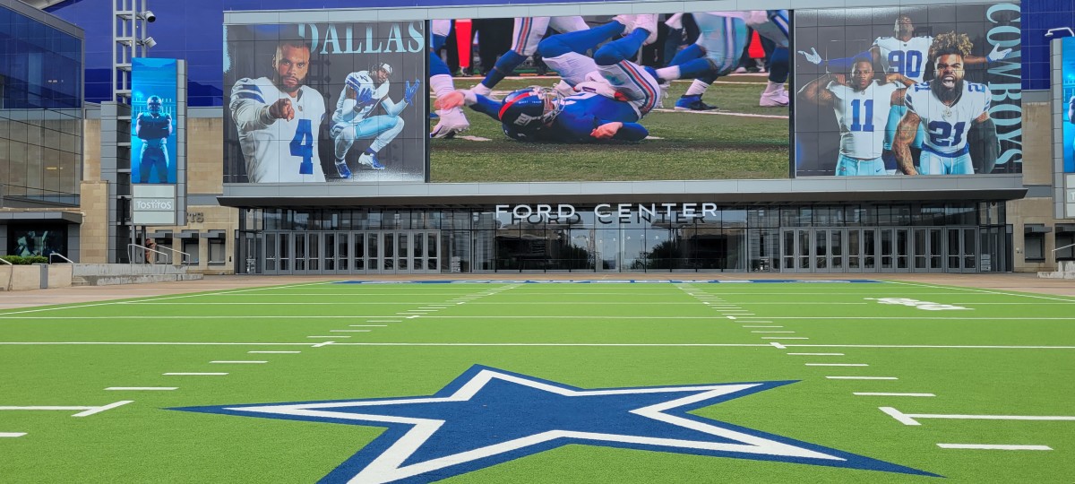 Behind legendary head coach Tom Landry, the Dallas Cowboys