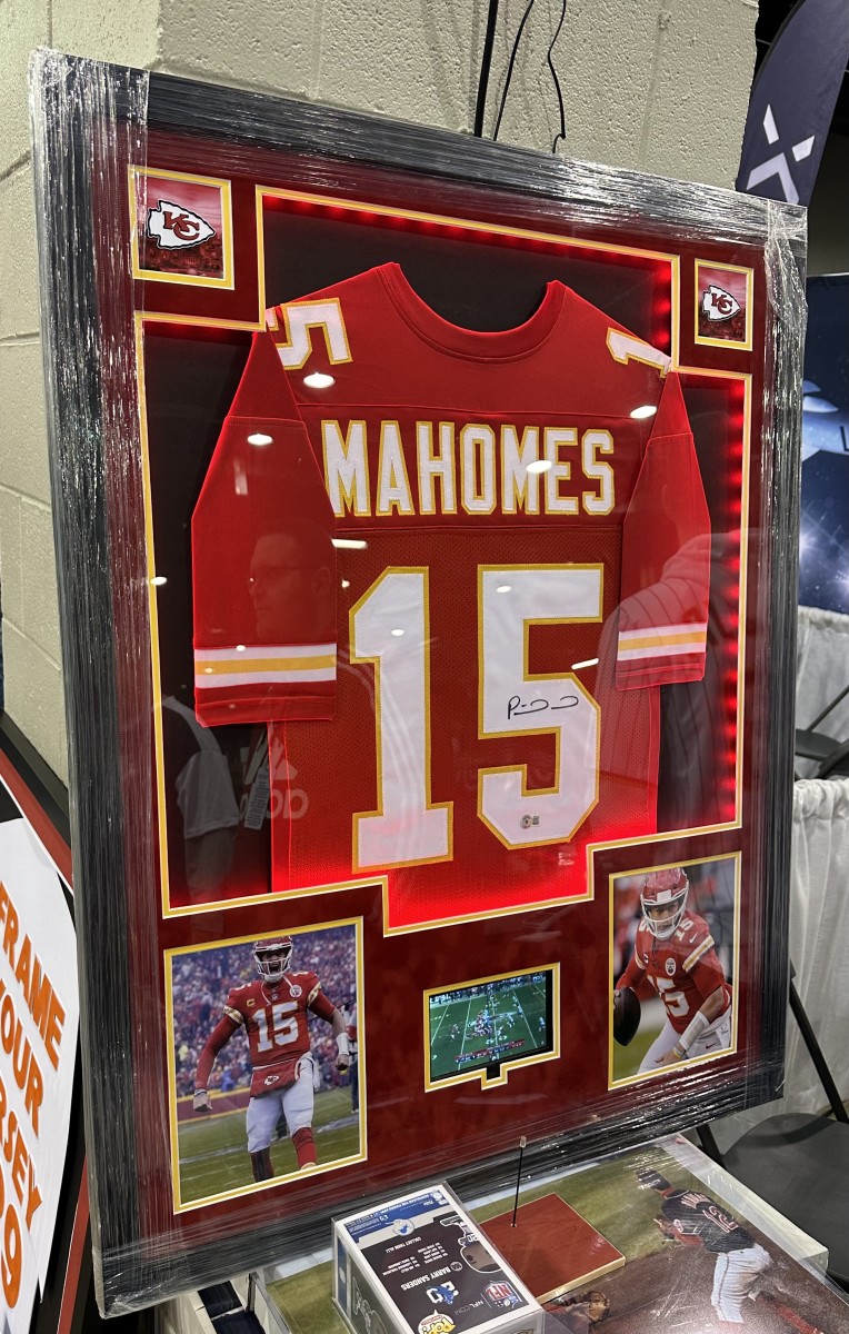 Chicago Sports Spectacular features high-end cards, thousands of autographed  collectibles - Sports Collectors Digest