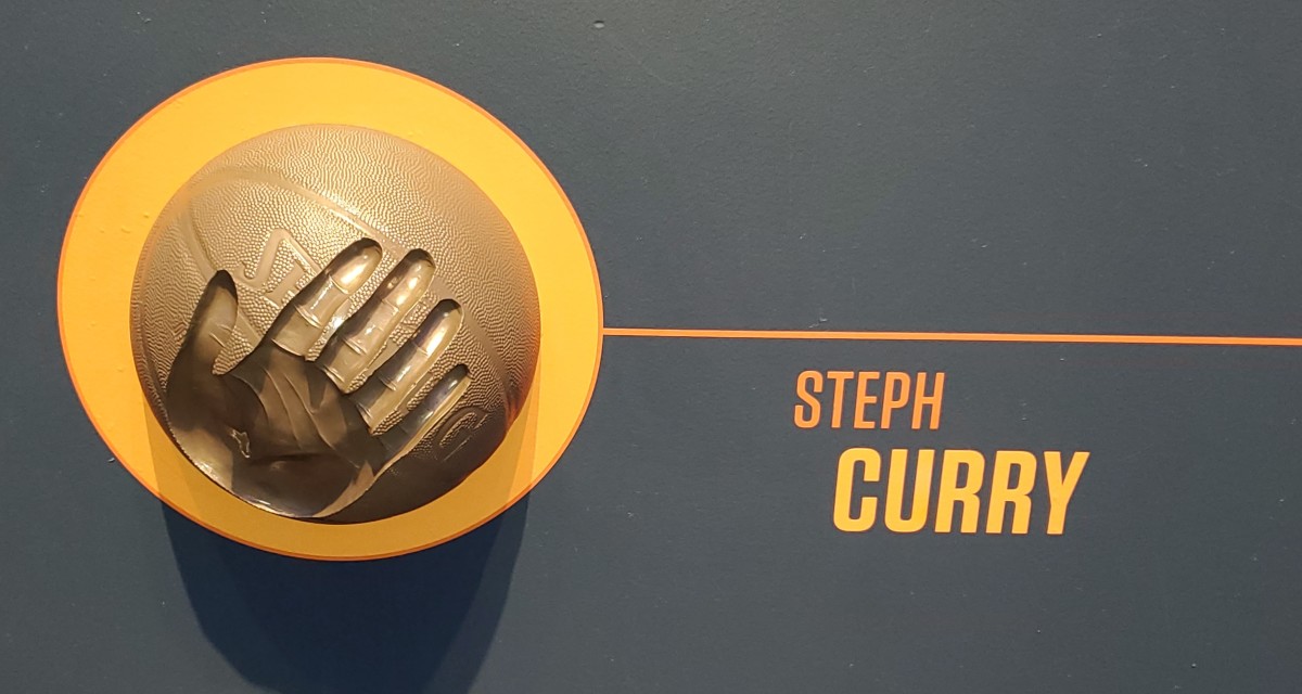 SWISH! Naismith Basketball Hall of Fame celebrates history of game, big hit  with hoop fans - Sports Collectors Digest