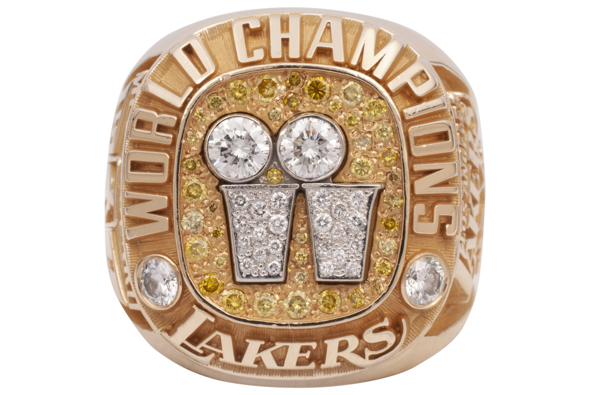 A Lakers NBA championship ring being donated by Slava Medvedenko to help Ukrainian relief efforts.
