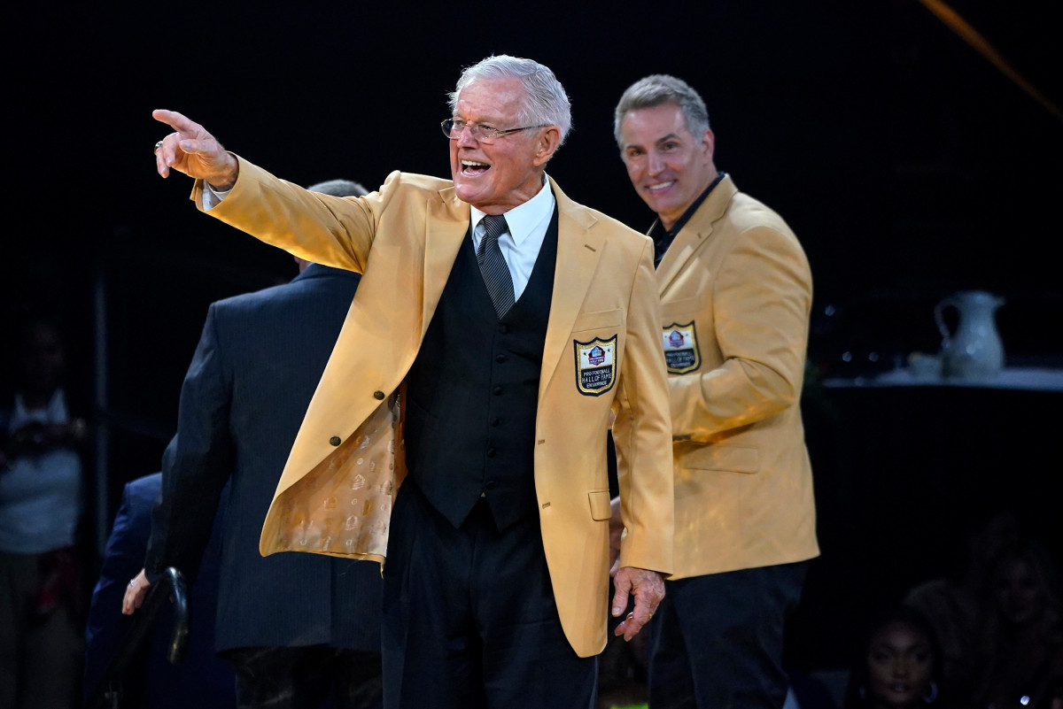 Former Rams and Eagles head coach Dick Vermeil with fellow Hall of Famer Kurt Warner.