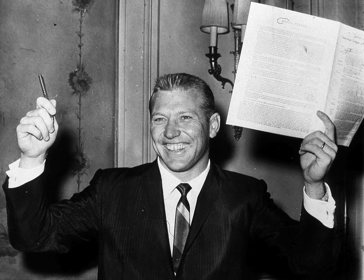 Mickey Mantle poses with his new Yankees team contract in 1961.