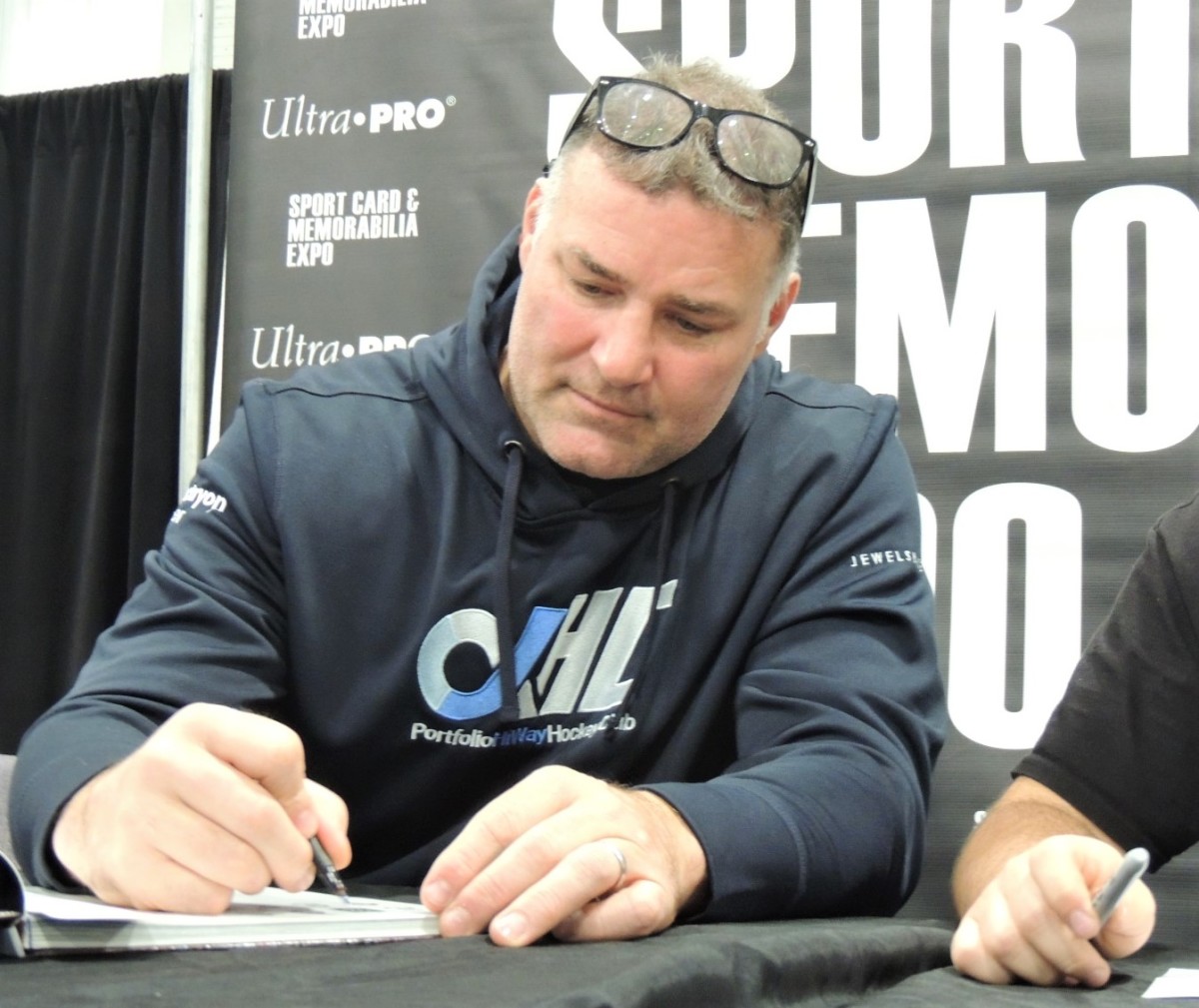 Former NHL star Eric Lindros signs autographs at the 2022 Toronto Sport Card Expo.