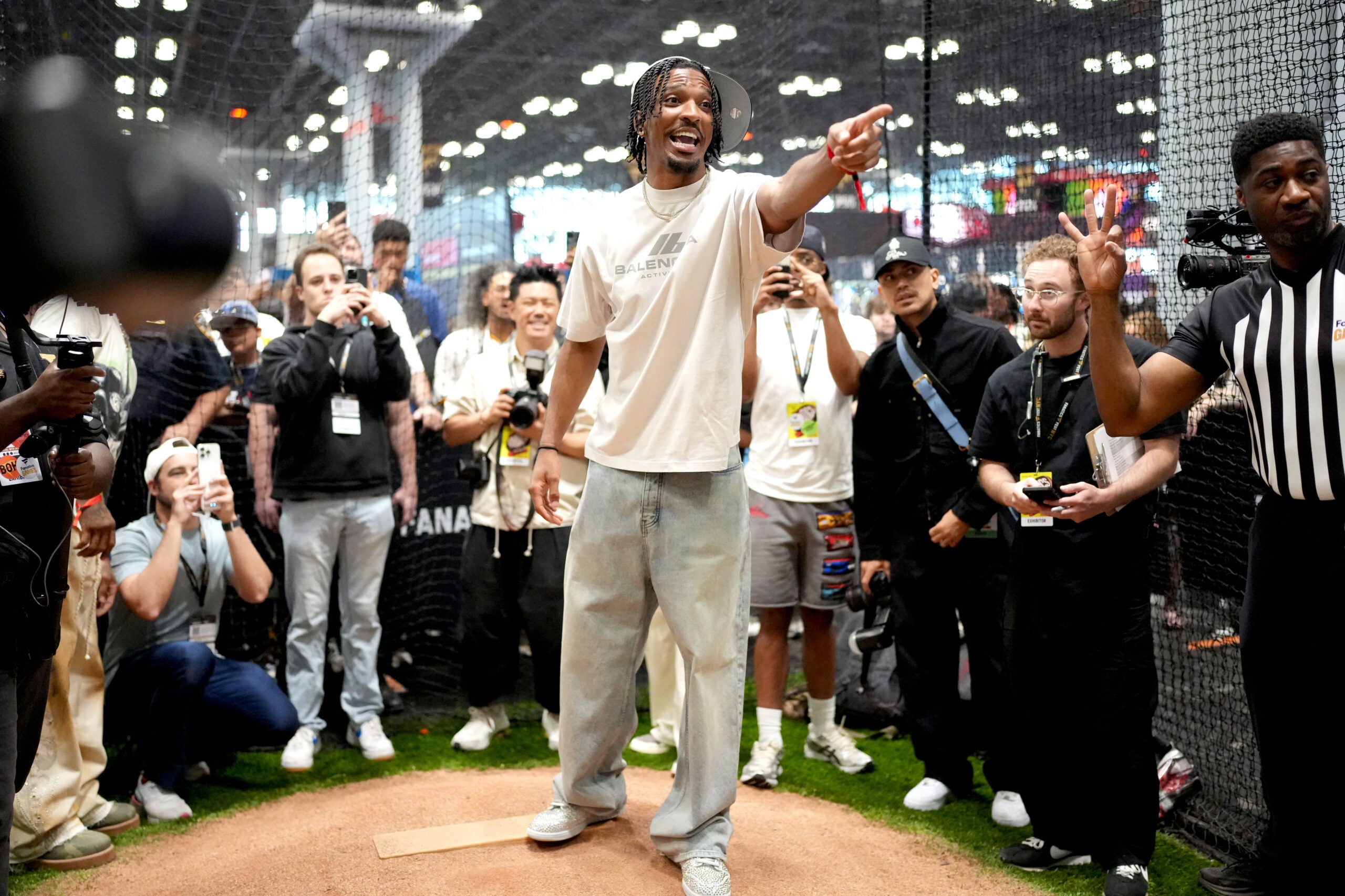 Jaydin Daniels has fun with fans at Fanatics Fest NYC. 